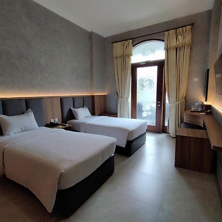 The Grand Palace Hotel Malang Extérieur photo