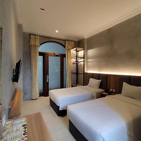 The Grand Palace Hotel Malang Extérieur photo