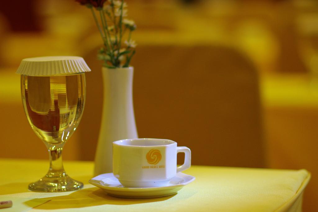 The Grand Palace Hotel Malang Extérieur photo