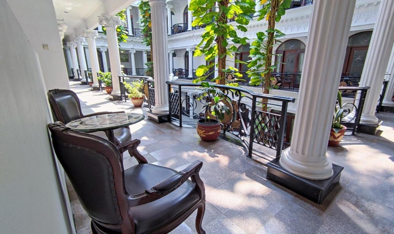 The Grand Palace Hotel Malang Extérieur photo