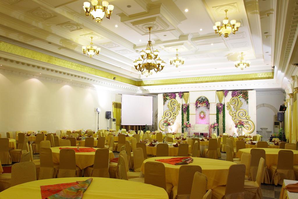 The Grand Palace Hotel Malang Extérieur photo