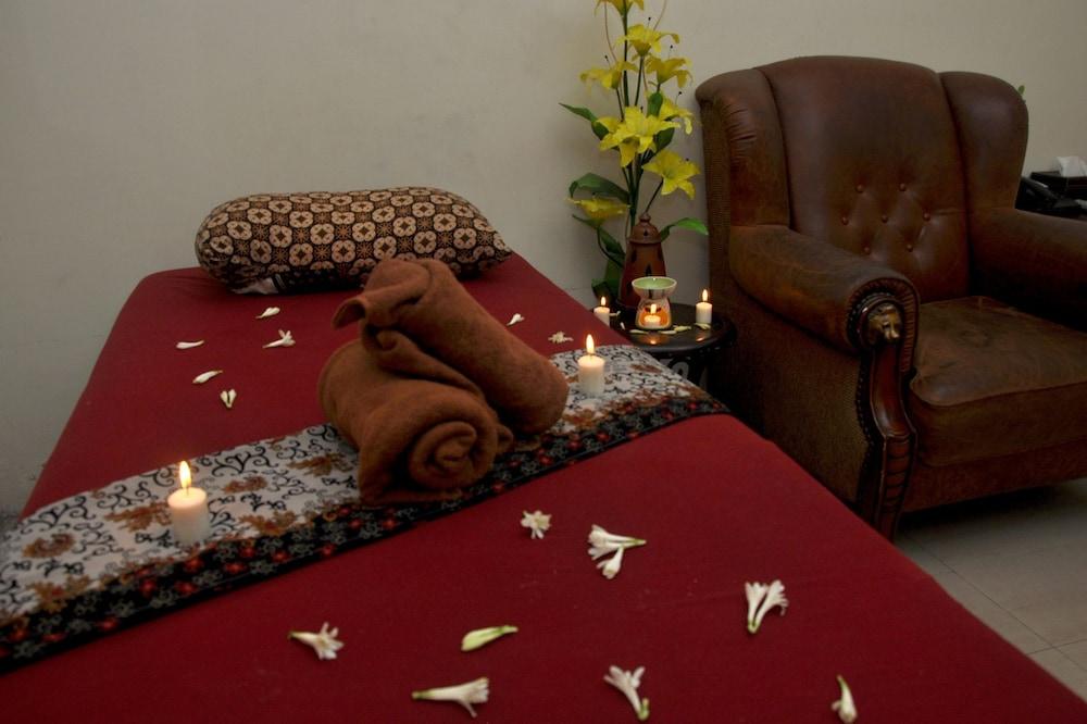 The Grand Palace Hotel Malang Extérieur photo