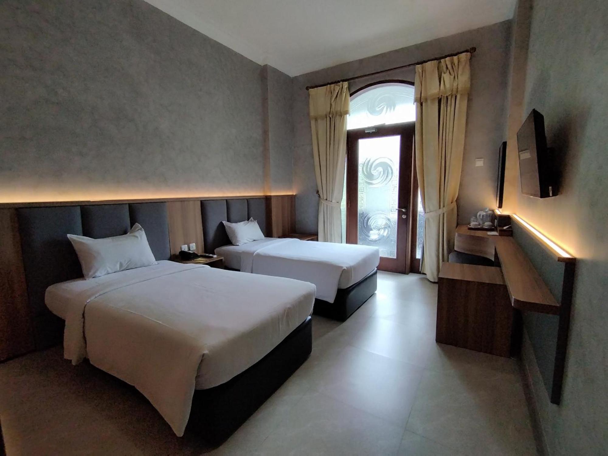 The Grand Palace Hotel Malang Extérieur photo