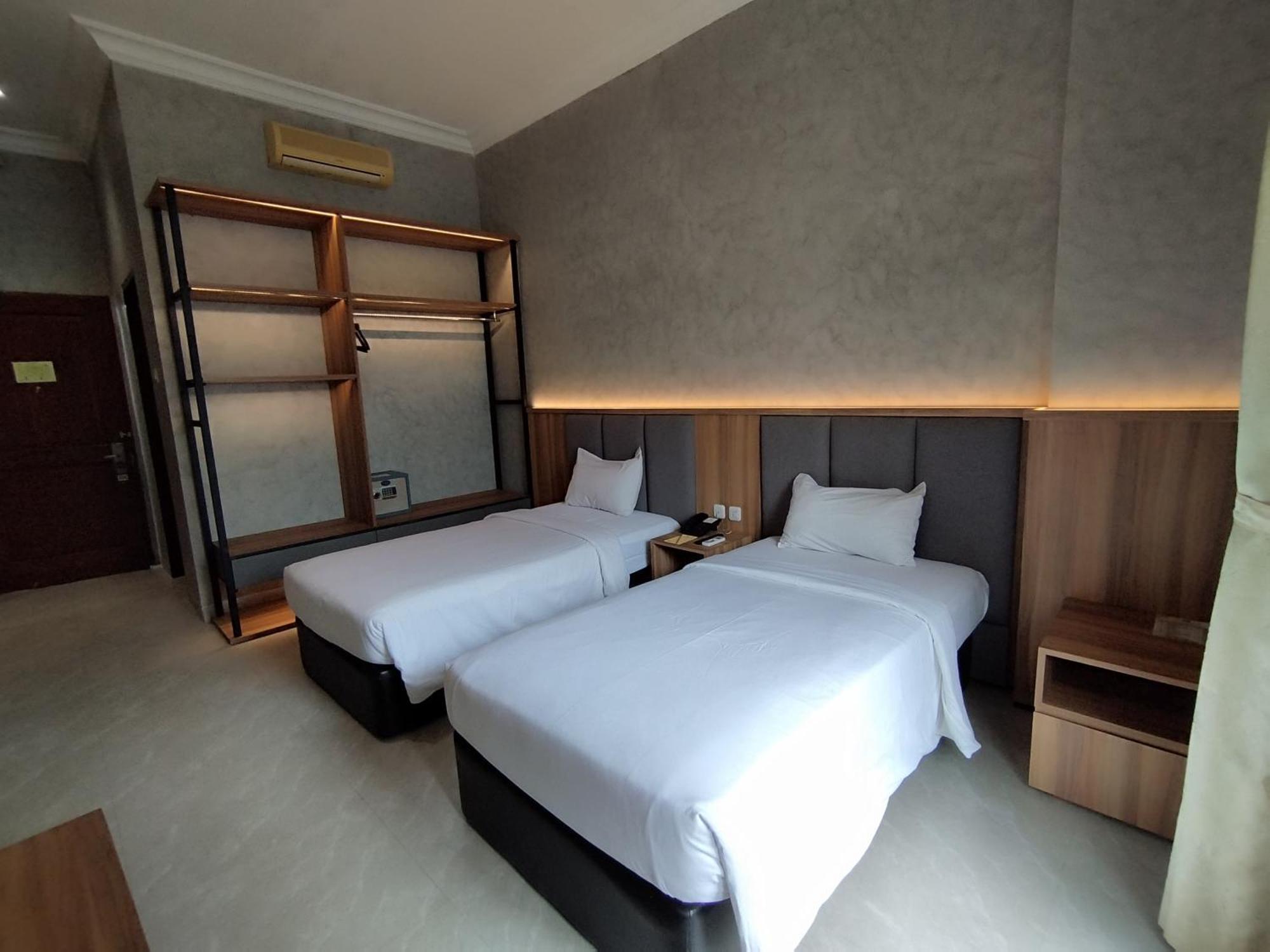 The Grand Palace Hotel Malang Extérieur photo