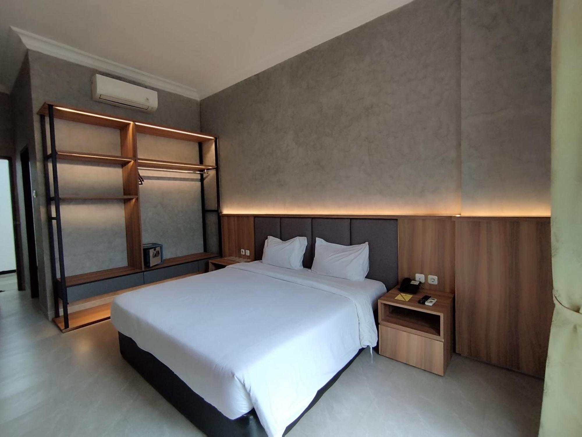 The Grand Palace Hotel Malang Extérieur photo