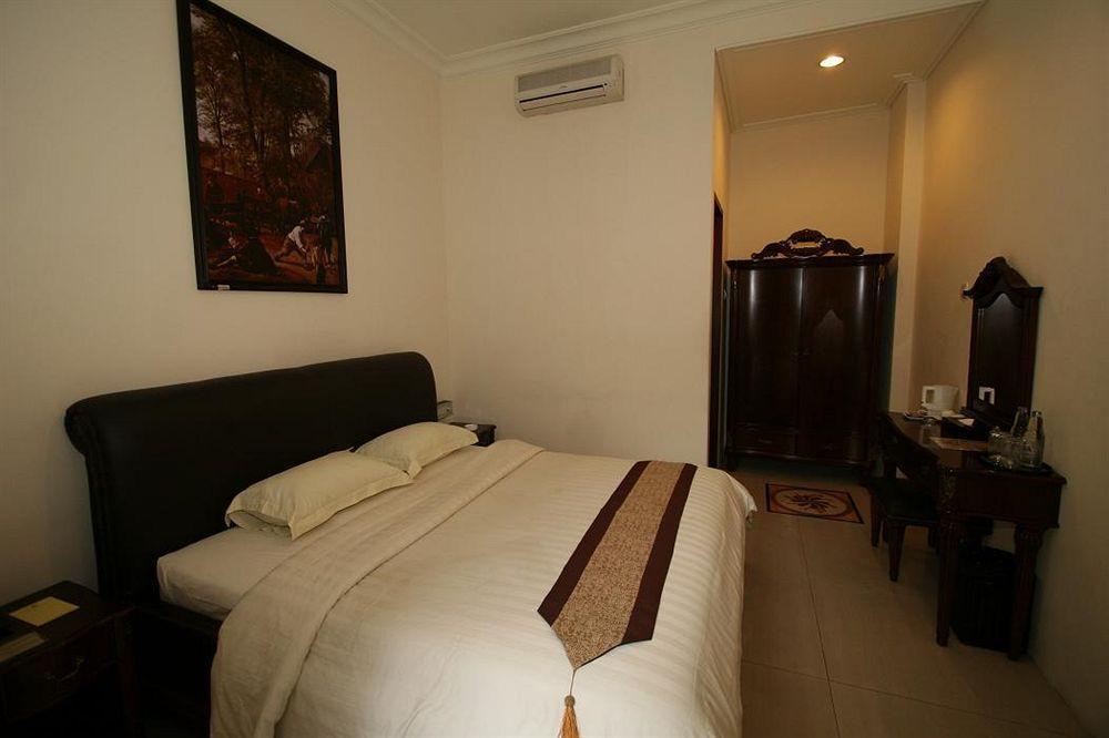 The Grand Palace Hotel Malang Extérieur photo
