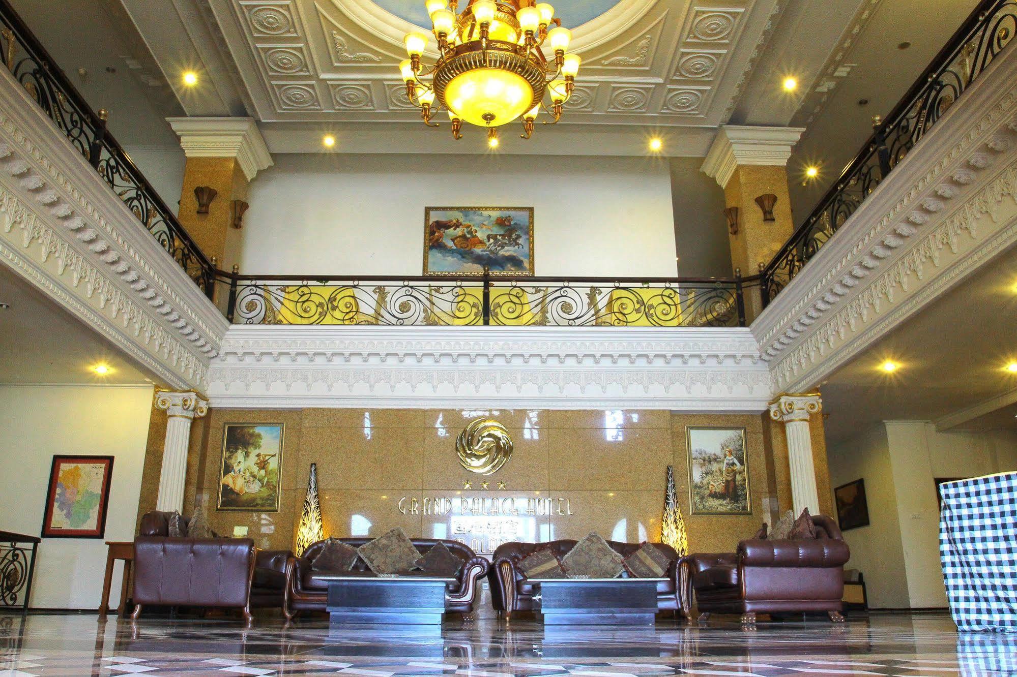 The Grand Palace Hotel Malang Extérieur photo