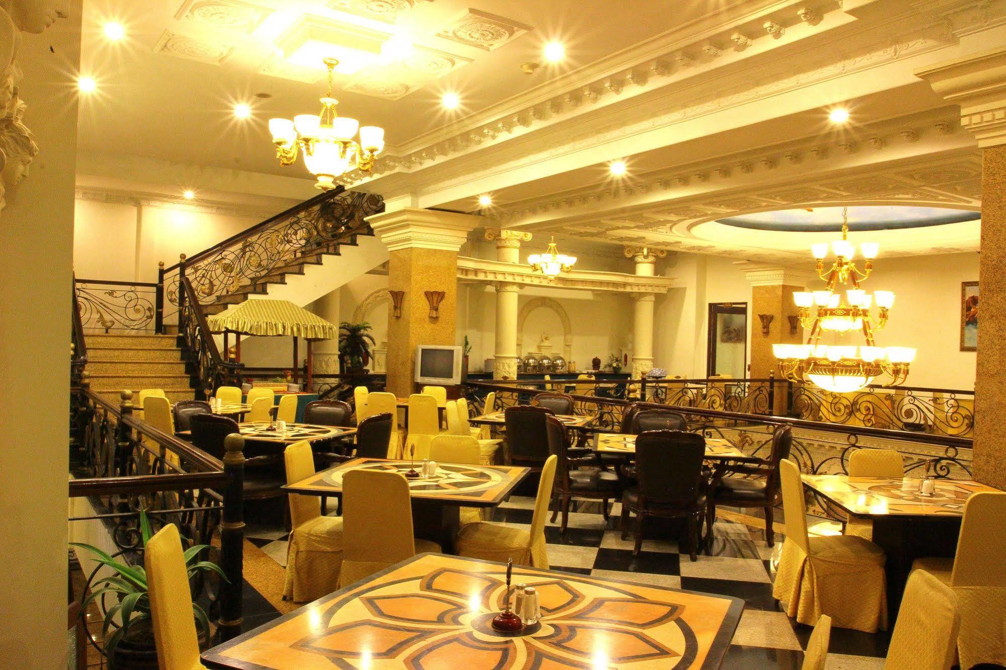 The Grand Palace Hotel Malang Extérieur photo