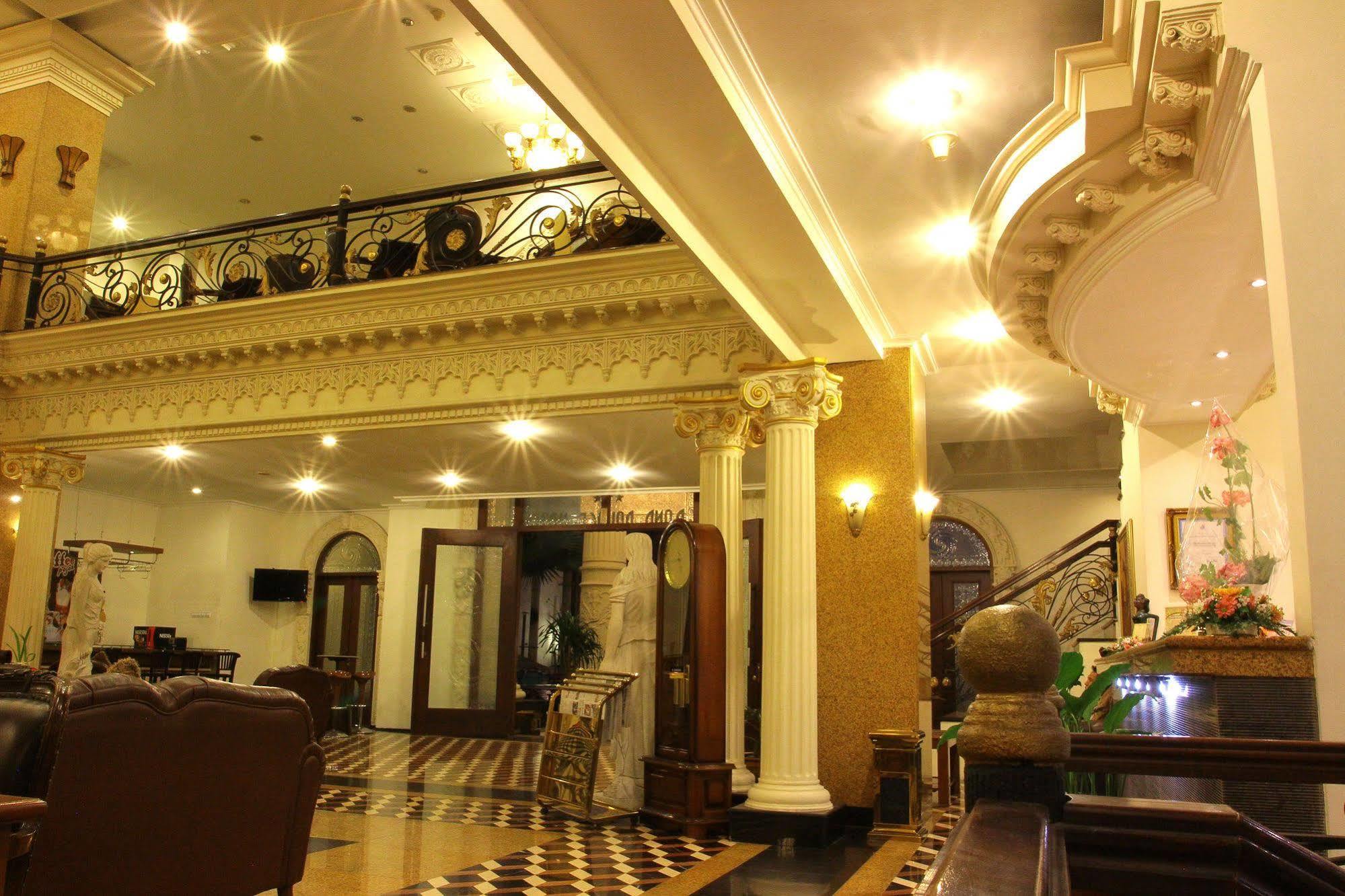 The Grand Palace Hotel Malang Extérieur photo