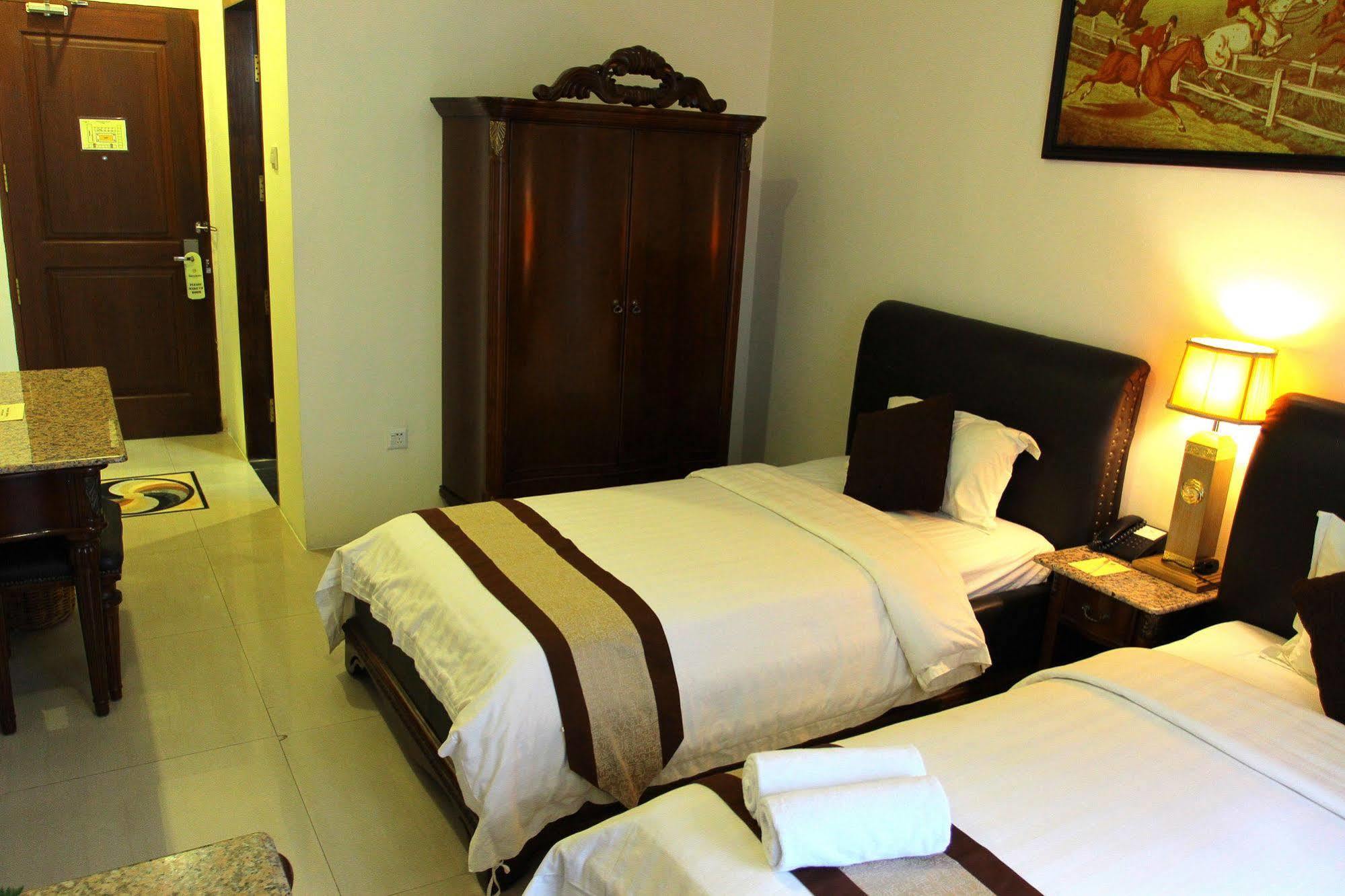The Grand Palace Hotel Malang Extérieur photo