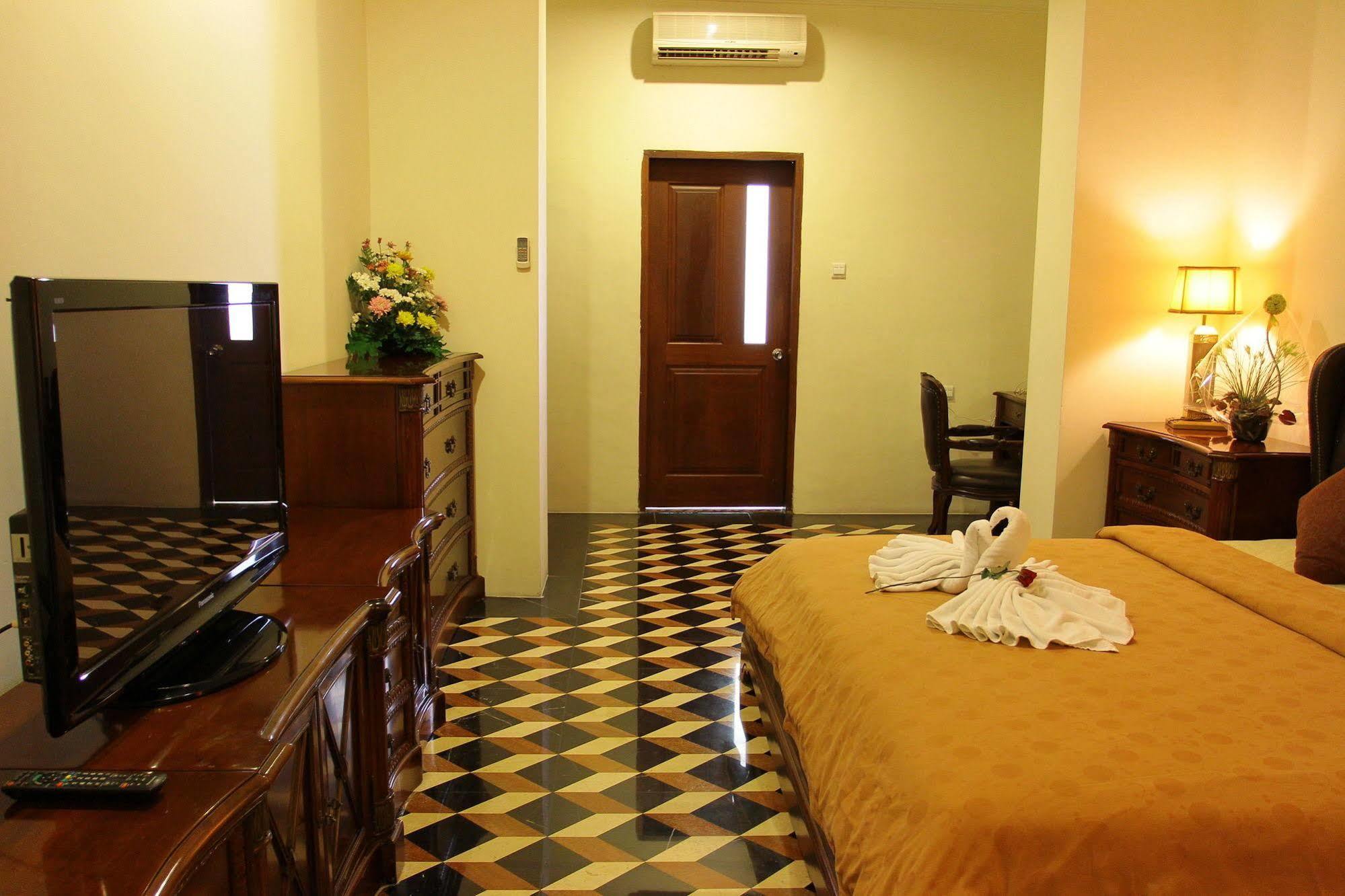 The Grand Palace Hotel Malang Extérieur photo