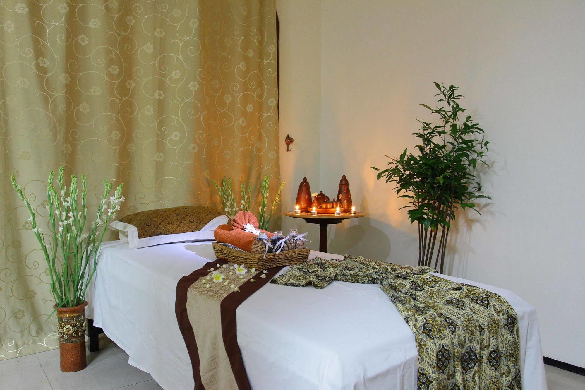 The Grand Palace Hotel Malang Extérieur photo