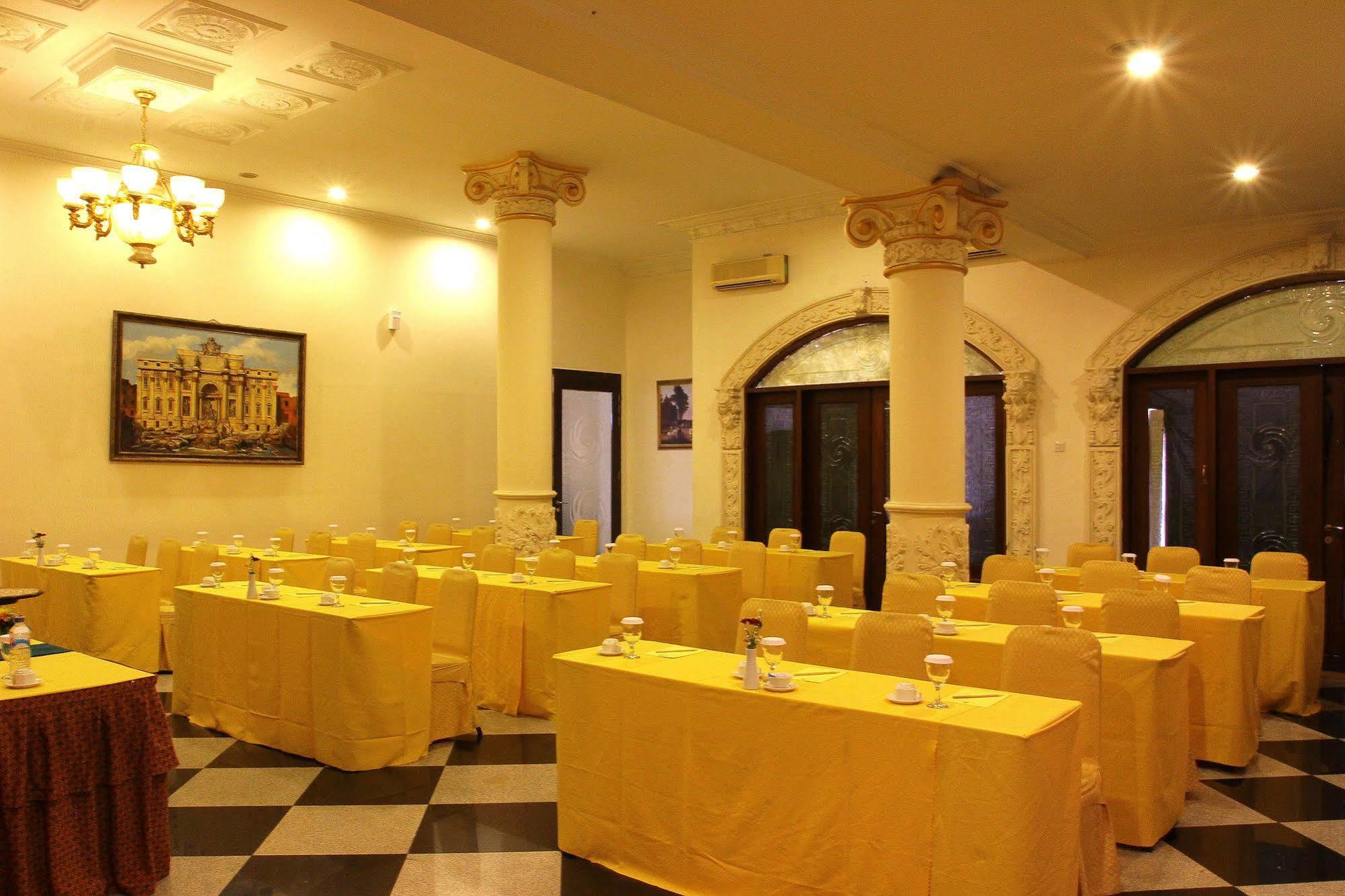 The Grand Palace Hotel Malang Extérieur photo