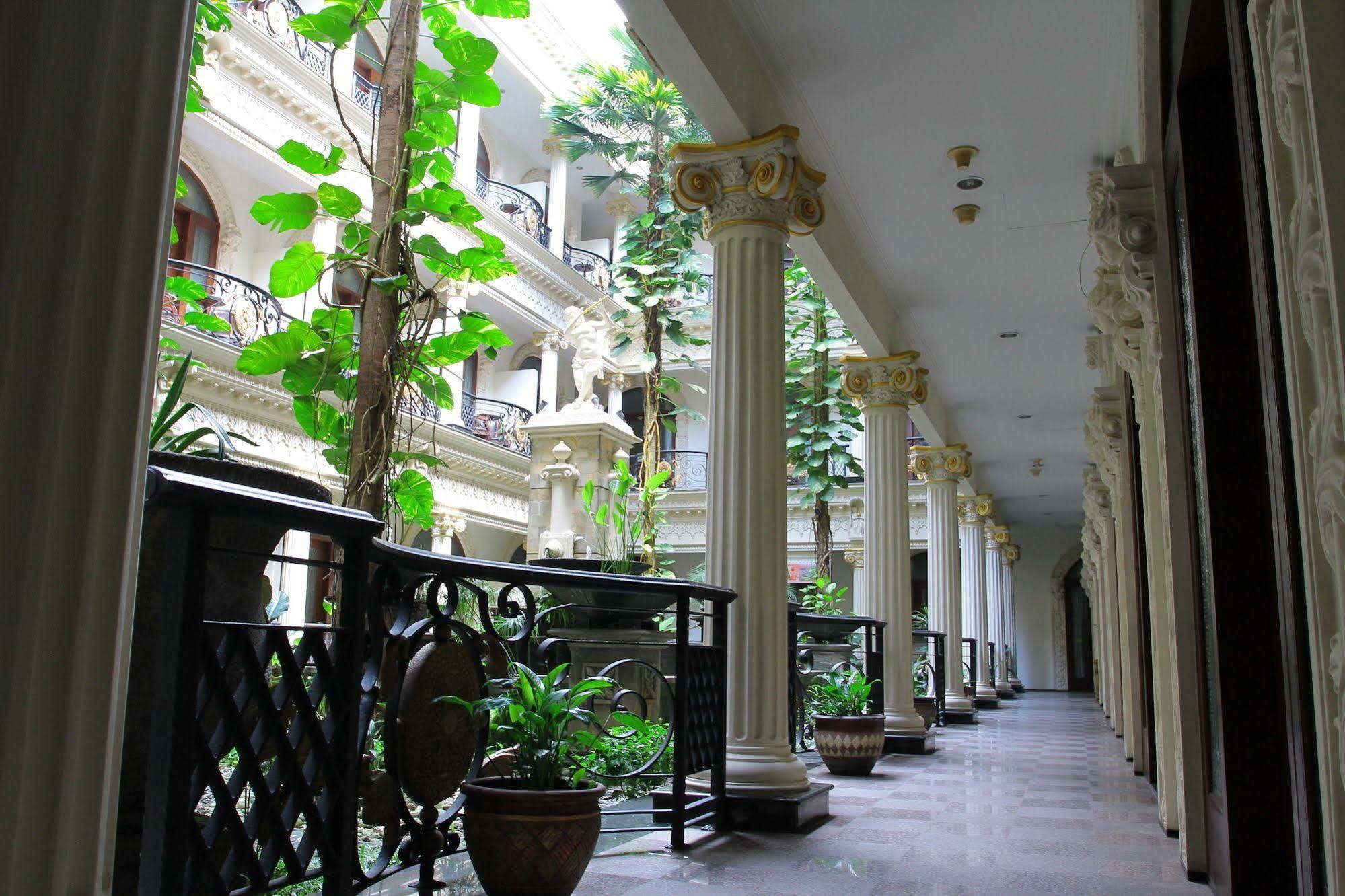 The Grand Palace Hotel Malang Extérieur photo