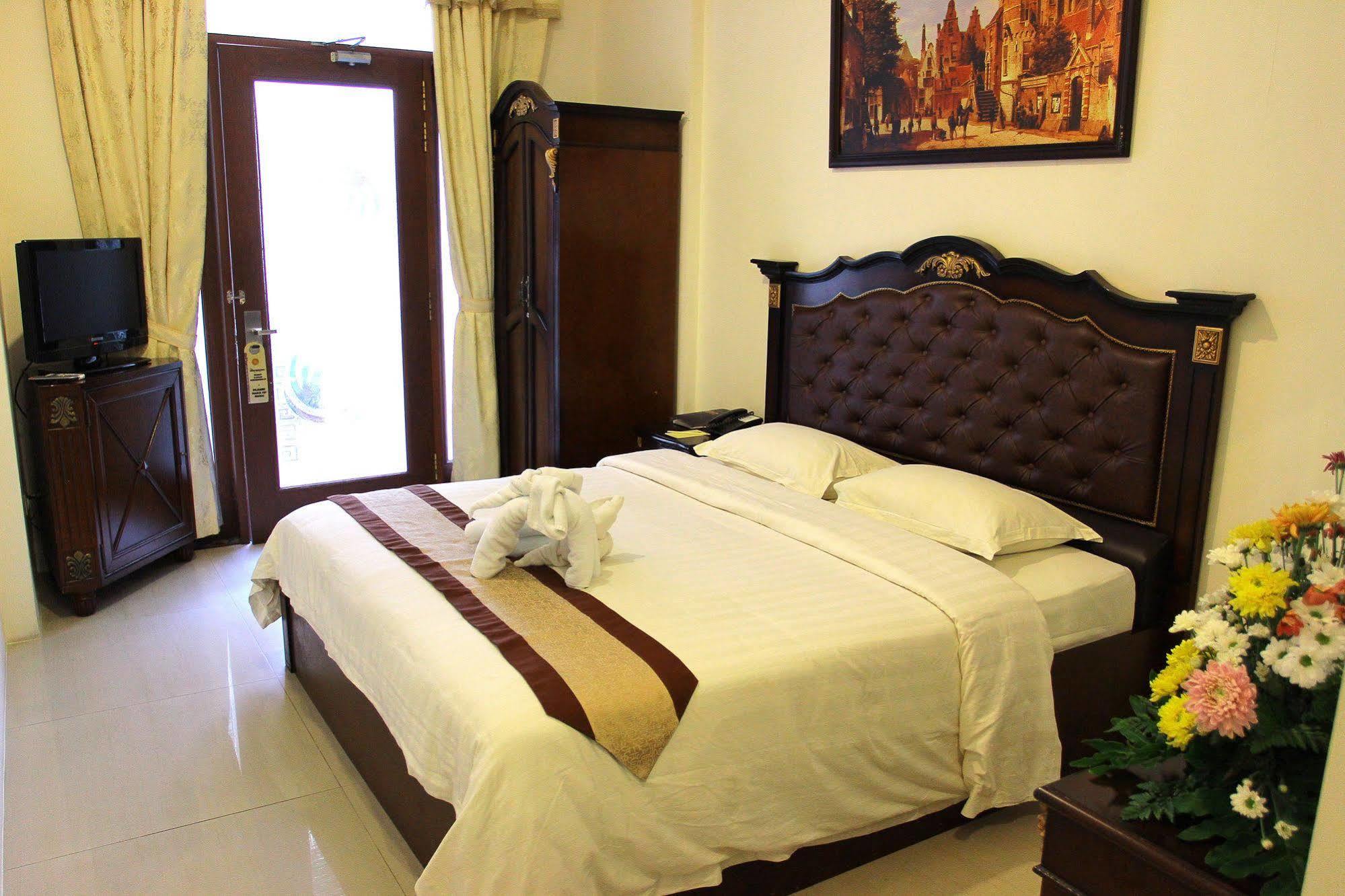 The Grand Palace Hotel Malang Extérieur photo