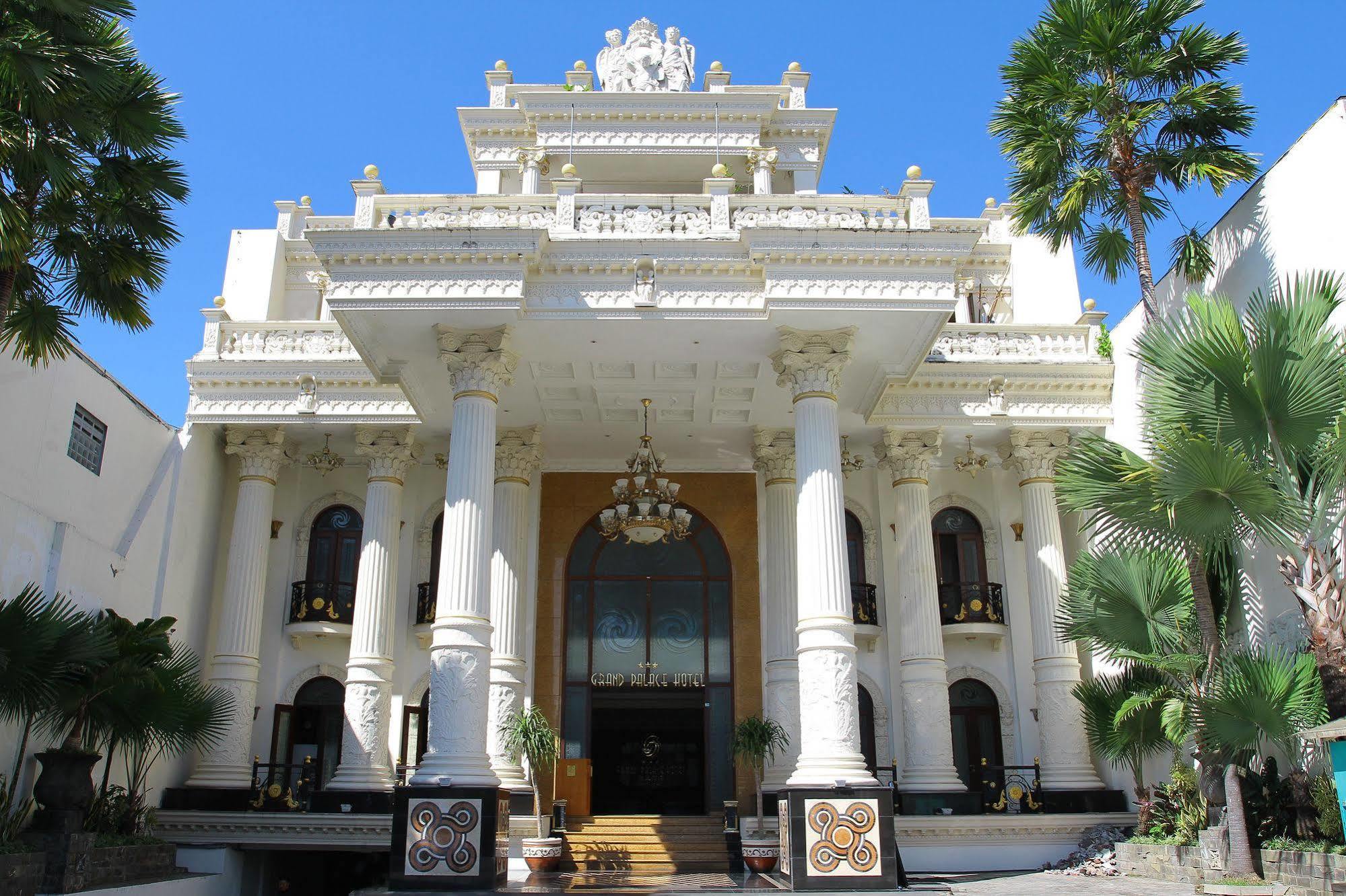 The Grand Palace Hotel Malang Extérieur photo