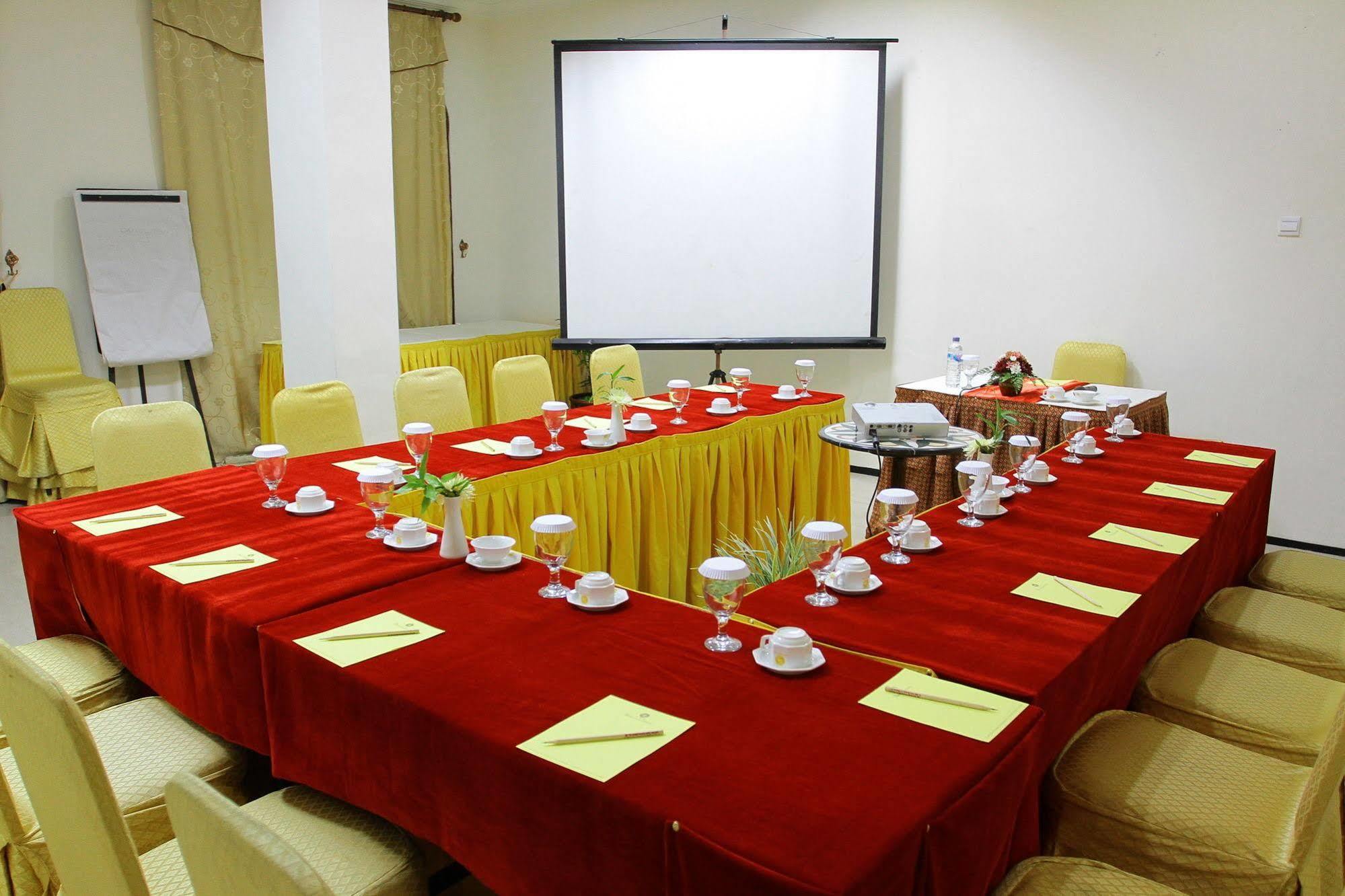 The Grand Palace Hotel Malang Extérieur photo